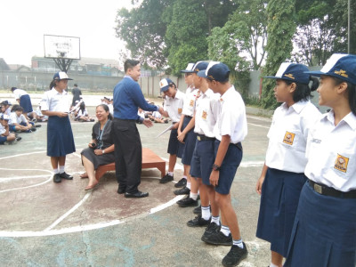 Pemberian Piagam untuk anak kelas 8 yang berprestasi