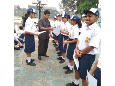 Pemberian Piagam untuk anak kelas 7 yang berprestasi