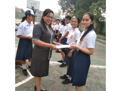 Penyerahan Piagam untuk Siswa-siswi berprestasi Kelas 9