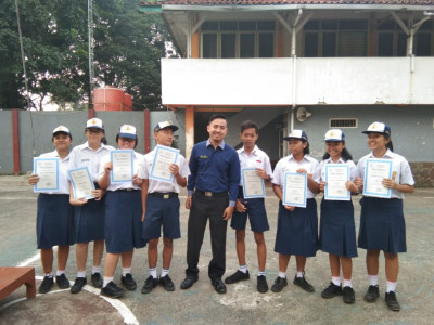 Foto bersama Siswa-siswi kelas 8 yang berprestasi 