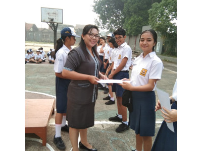 Penyerahan Piagam untuk Siswa-siswi berprestasi Kelas 9