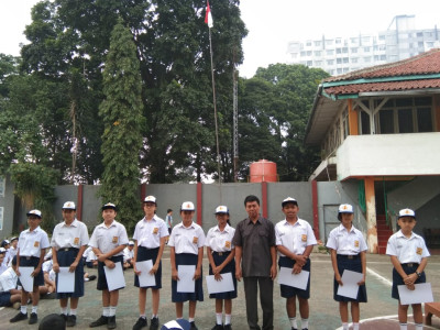 Foto bersama Siswa-siswi kelas 7 yang berprestasi